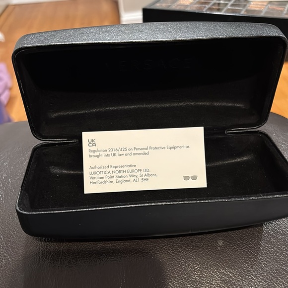 Flash sale🔥EUC Authentic Versace Sunglasses Black Rock Icons 58’ w/Gold Accents - Picture 5 of 10